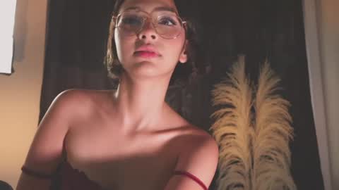 lyalee__ online show from May 16, 7:45 pm