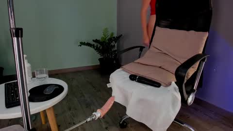 lynnsam_ online show from February 5, 4:59 am