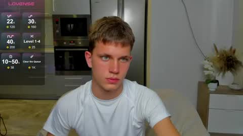 m0neyken_ online show from August 6, 3:19 am