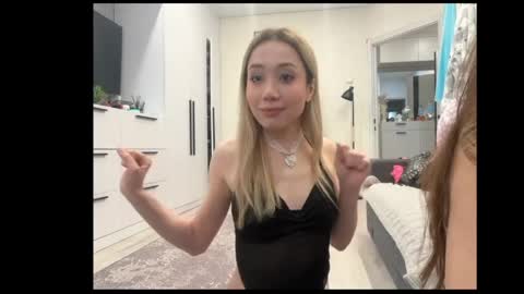 m1umiu online show from April 18, 2:54 pm