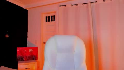 Snapshot of madame_lilith chatting on October 17, 11:24 am madame lilith online show from October 17, 11:24 am