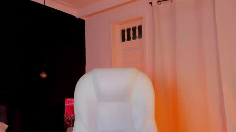 Snapshot of madame_lilith chatting on October 24, 11:50 am madame lilith online show from October 24, 11:50 am