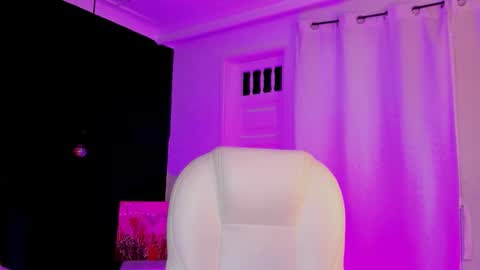 Snapshot of madame_lilith chatting on December 21, 11:28 am madame lilith online show from December 21, 11:28 am