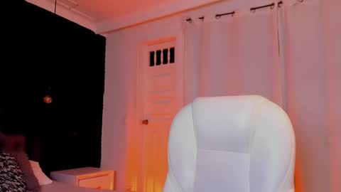 Snapshot of madame_lilith chatting on February 4, 11:05 am madame lilith online show from February 4, 11:05 am