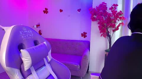 Snapshot of maddie_t18 chatting on February 25, 11:09 am maddie_t18 online show from February 25, 11:09 am