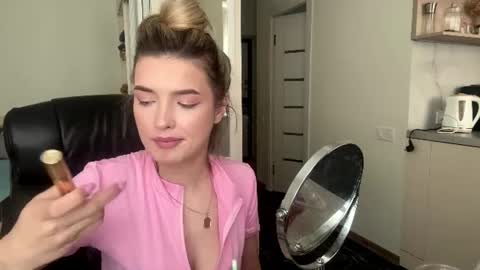 Snapshot of madelenequirk chatting on July 4, 9:04 am Alisa online show from July 4, 9:04 am
