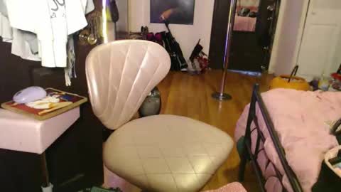 Snapshot of maditron chatting on February 20, 11:27 pm Maditron online show from February 20, 11:27 pm