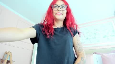 Mae Lyra online show from May 19, 5:19 pm