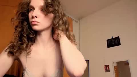 Snapshot of magic_mini_moon chatting on December 17, 8:59 pm Mikky or Moon online show from December 17, 8:59 pm