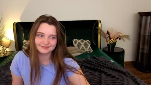 Snapshot of magicpeachhs chatting on May 11, 4:26 pm Emily online show from May 11, 4:26 pm