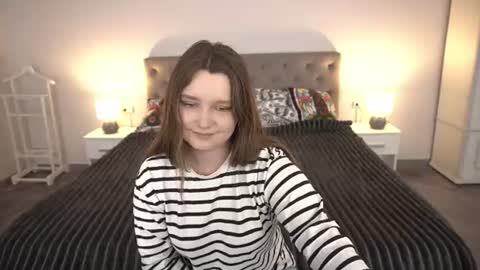 Snapshot of magicpeachhs chatting on June 17, 12:40 pm Emily online show from June 17, 12:40 pm