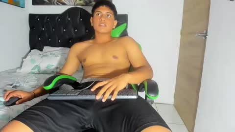 Snapshot of magnust_miller_ chatting on April 14, 1:55 am M A G N U S T online show from April 14, 1:55 am