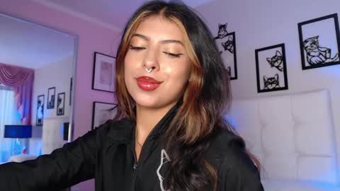 Maia Reficco online show from April 20, 1:58 pm