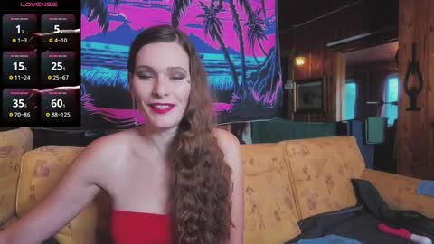 Snapshot of mal_meow chatting on November 24, 8:36 am Mal Dee online show from November 24, 8:36 am