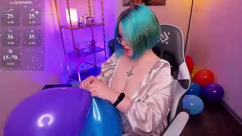 manic_pixie_ online show from June 20, 10:51 am