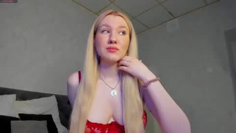 Snapshot of mariel_brown chatting on June 22, 12:56 am mariel_brown online show from June 22, 12:56 am