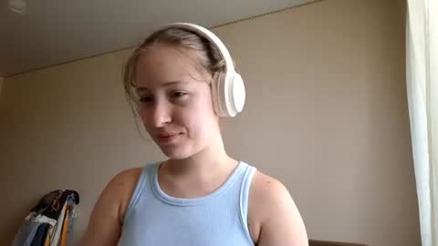 Mia online show from June 20, 8:39 am