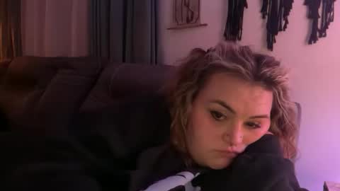 maroon_moon online show from December 14, 2:17 am