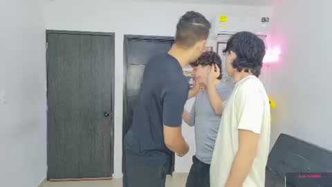 Snapshot of masters_sexx chatting on June 15, 11:12 am Team Cris Darwin- Fernando- Stiven- David online show from June 15, 11:12 am