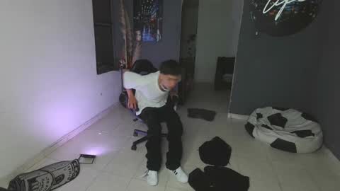 Snapshot of mattias_dantee chatting on February 6, 2:44 am mattias online show from February 6, 2:44 am