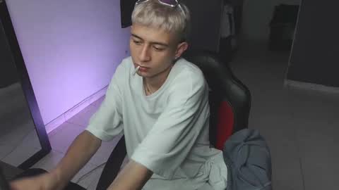 Snapshot of mattias_dantee chatting on February 23, 1:35 am mattias online show from February 23, 1:35 am