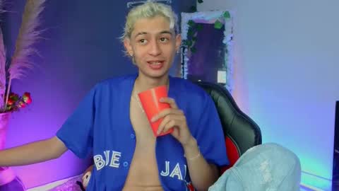 Snapshot of mattias_dantee chatting on October 12, 6:12 am mattias online show from October 12, 6:12 am