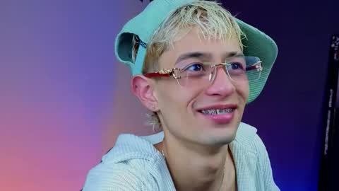 Snapshot of mattias_dantee chatting on December 23, 4:43 am mattias online show from December 23, 4:43 am