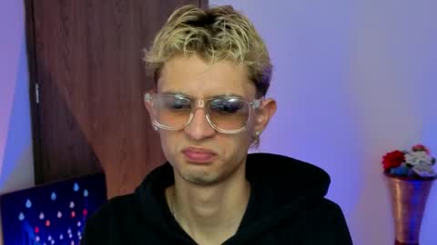 Snapshot of mattias_dantee chatting on March 31, 6:25 am mattias online show from March 31, 6:25 am