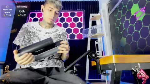 Max online show from April 3, 3:04 am