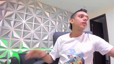 Snapshot of maximuss_19 chatting on December 26, 7:05 pm Maximus online show from December 26, 7:05 pm