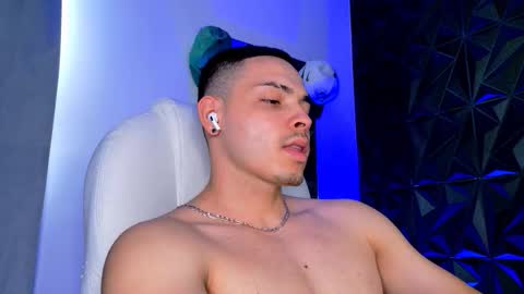 MAX online show from December 17, 8:04 pm