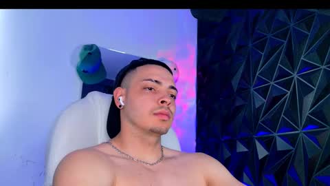 MAX online show from March 1, 8:00 pm