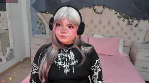 Maxine Minx online show from April 5, 12:30 am