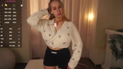 Snapshot of maybellebyone chatting on February 6, 6:44 pm Milina online show from February 6, 6:44 pm