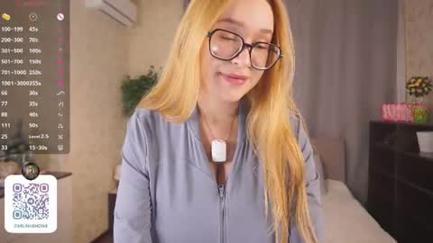 Snapshot of maybellebyone chatting on June 17, 4:52 pm Milina online show from June 17, 4:52 pm