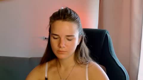 maybloom_ online show from July 10, 7:34 am