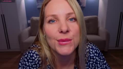 Melanie Bennett online show from May 21, 6:53 am