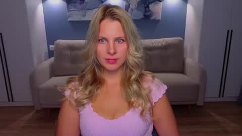 Melanie Bennett online show from July 13, 8:17 am
