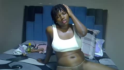 Snapshot of melanin_moon chatting on June 17, 11:23 am Moon online show from June 17, 11:23 am