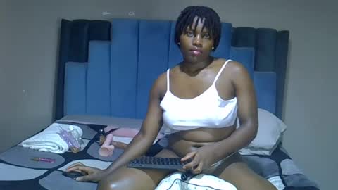 Snapshot of melanin_moon chatting on June 19, 11:25 am Moon online show from June 19, 11:25 am