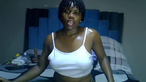 Snapshot of melanin_moon chatting on June 22, 7:00 pm Moon online show from June 22, 7:00 pm