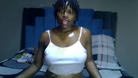 Snapshot of melanin_moon chatting on June 23, 11:19 am Moon online show from June 23, 11:19 am