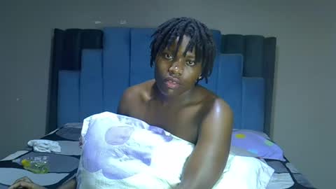 Snapshot of melanin_moon chatting on June 24, 9:47 pm Moon online show from June 24, 9:47 pm