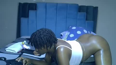 Snapshot of melanin_moon chatting on June 26, 11:31 pm Moon online show from June 26, 11:31 pm