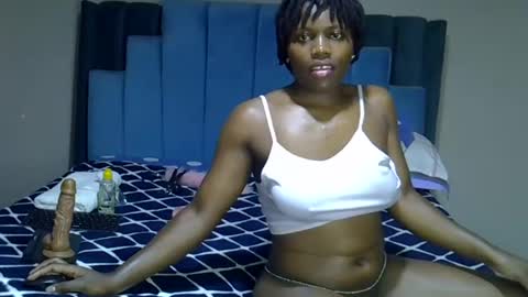 Snapshot of melanin_moon chatting on July 1, 11:23 am Moon online show from July 1, 11:23 am