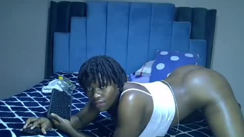 Snapshot of melanin_moon chatting on July 3, 11:22 pm Moon online show from July 3, 11:22 pm