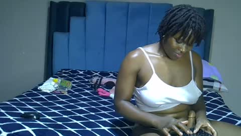 Snapshot of melanin_moon chatting on July 4, 11:33 pm Moon online show from July 4, 11:33 pm