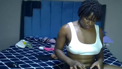 Snapshot of melanin_moon chatting on July 5, 11:23 pm Moon online show from July 5, 11:23 pm