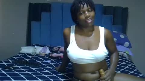Snapshot of melanin_moon chatting on July 8, 11:37 am Moon online show from July 8, 11:37 am