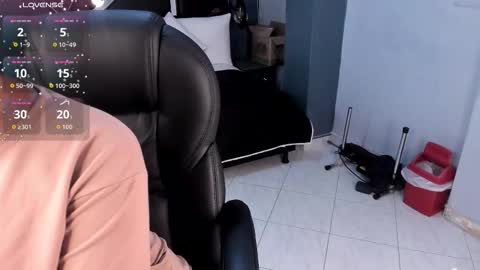 Snapshot of melissa_23_ chatting on February 17, 11:29 am melissa_23_ online show from February 17, 11:29 am